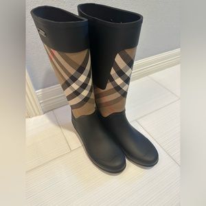 Burberry rain boots great condition! Barely ever worn